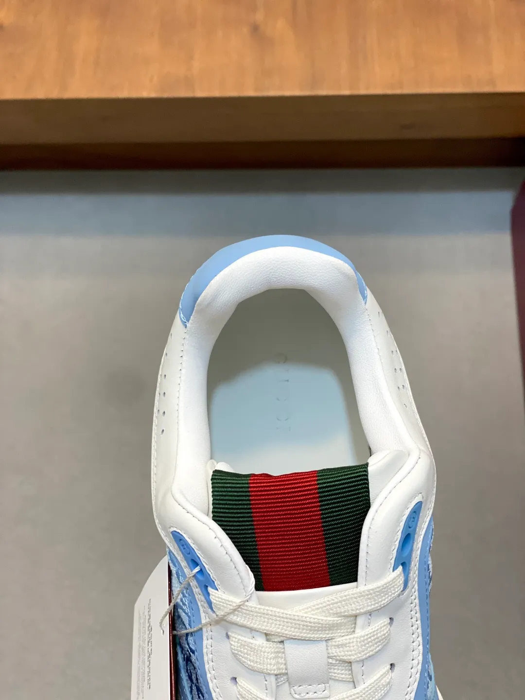 Men's Shoes 💰660 𝐆𝐮𝐜𝐜𝐢 𝐑𝐞-𝐖𝐞𝐛 As the first sneaker created by Sabato De Sarno for Gucci, the Re-Web series reinterprets the brand's classic stripes and sets off the modern silhouette design with bold and unique details. These shoes are crafted from white leather. This new sneaker is ingeniously decorated with many of the brand's classic details, and is equipped with a bright red and green webbing tongue, which will make people fall in love at first sight. White leather treated with a special process for softness and luster, with an embossed grainy texture. Script Gucci logo and interlocking G web label with Interlocking G and script Gucci logo. Rubber outsole with interlocking G detail eyelets. Web tongue. Size: 39-44 (customized for sizes 38 and 45)